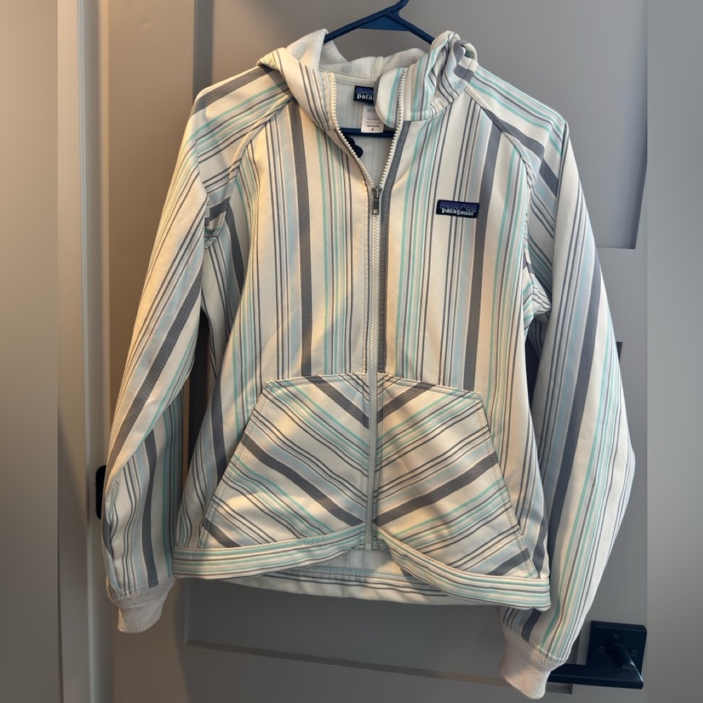 Women’s Patagoniaia Slope style hoodie.  Soft shell, water resistant.